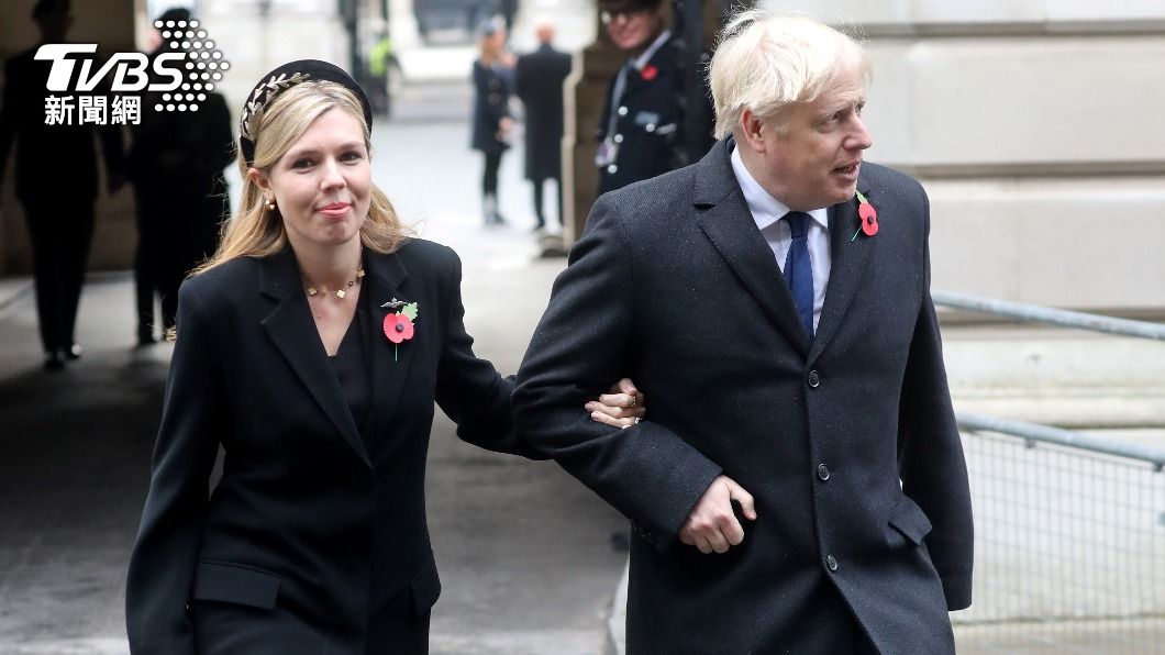 強生與未婚妻席孟茲(Carrie Symonds)。(圖/達志影像路透社)