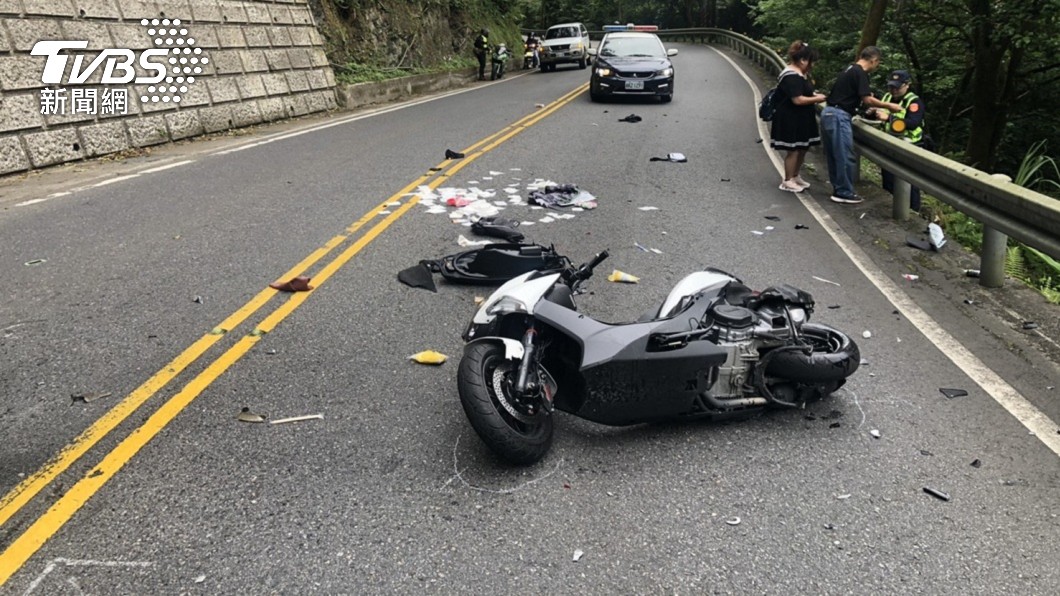 18歲騎士北宜過彎疑自摔 卡護欄欲翻身摔落山谷