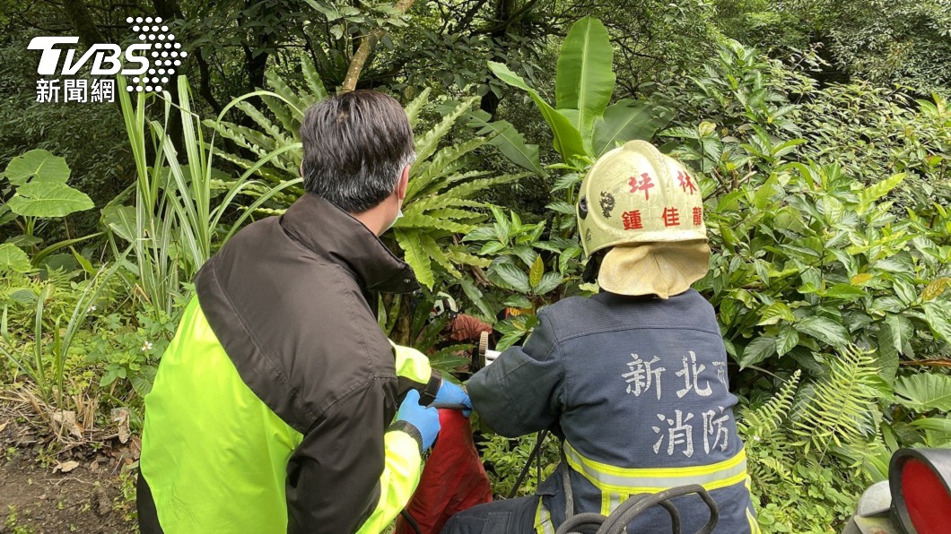 騎士彈飛到護欄邊翻身時不慎摔落山谷,警消出動救援。(圖/TVBS)