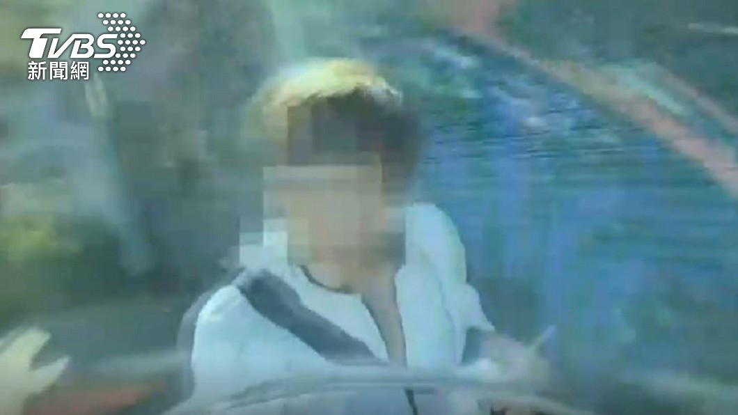 女師22日走在路上遭警莫名盤查。(圖/TVBS)
