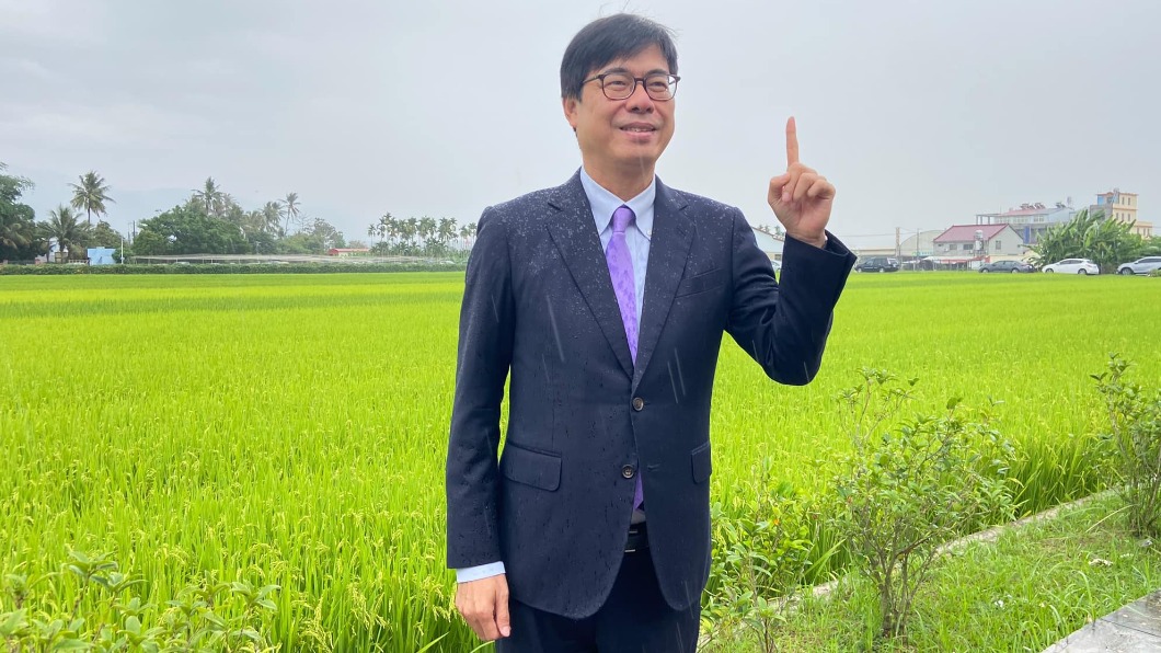 高雄下雨了! 陳其邁「穿西裝淋雨」:盼下進集水區