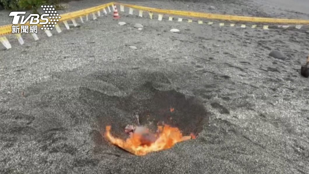 海巡人員將屍體就地焚燒。(圖/中央社)