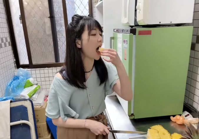 高嘉瑜大口吃下剛切好的鳳梨。(圖/翻攝自高嘉瑜臉書)