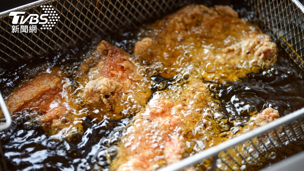 吃到「3分熟」炸雞塊? 網見粉紅肉色崩潰:噁心想吐