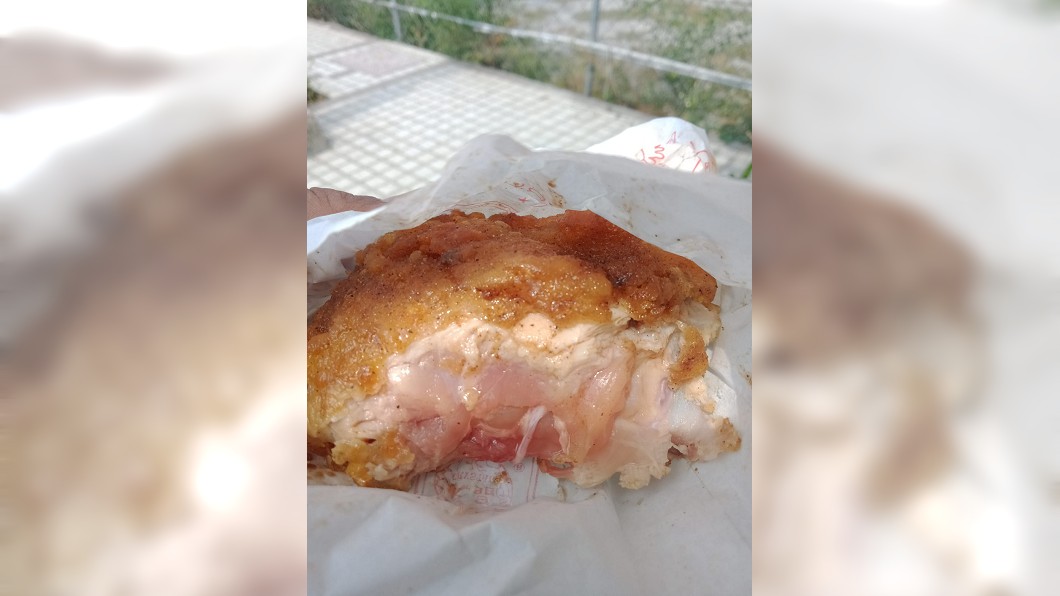 吃到一半才發現裡面的肉竟是粉紅色根本沒熟。(圖/翻攝自爆怨2公社)