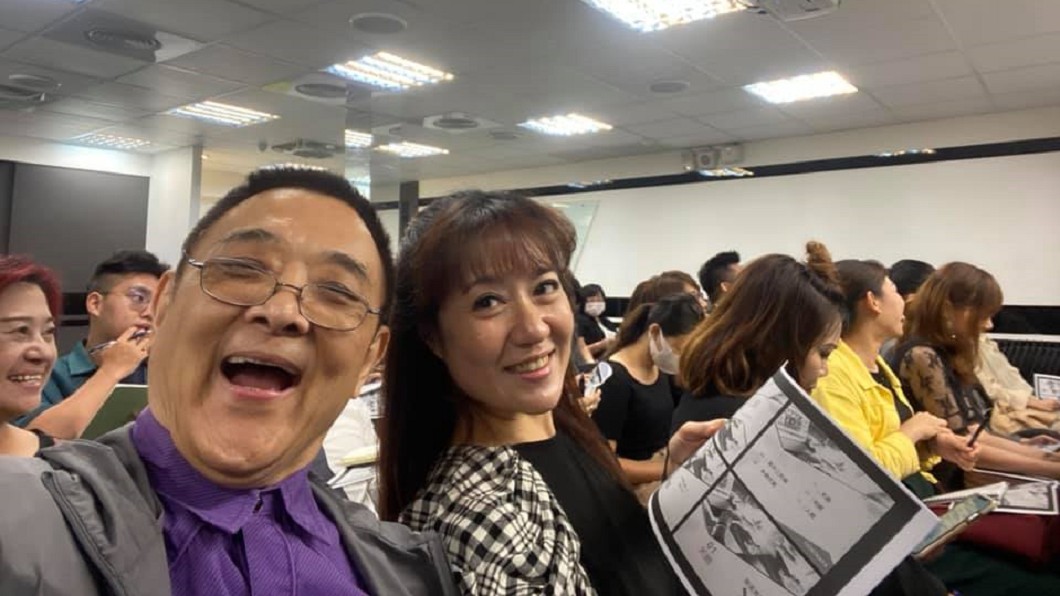 林姿佑說小亮哥從電台退休後,氣色變更好。(圖/翻攝自小亮哥與林姿佑的幸福與美滿臉書)