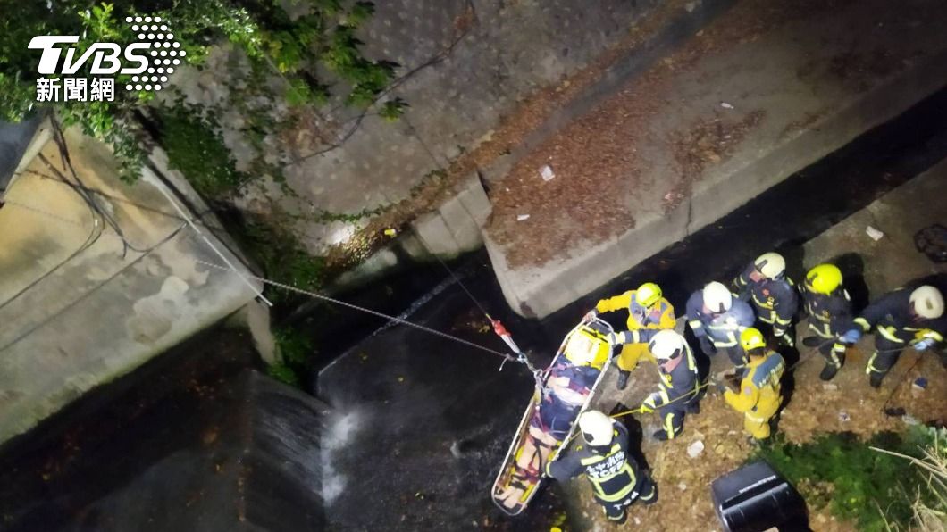 東海大學生凌晨自撞護欄掉落排水溝 送醫觀察中