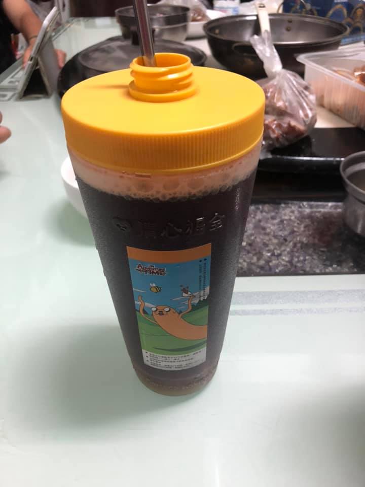 為避免爭議，許多店家一律請顧客自行開關環保杯蓋子。（圖／翻攝自「爆怨2公社」臉書）