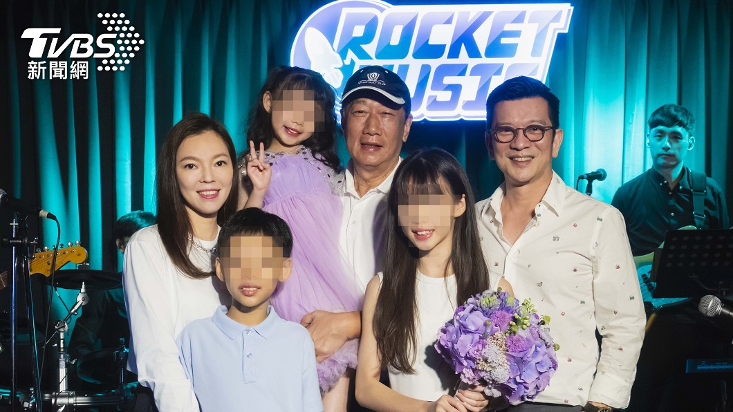 郭台銘一家5口到場支持小女兒QQ,與老師陳子鴻合影。(圖/喜歡音樂)