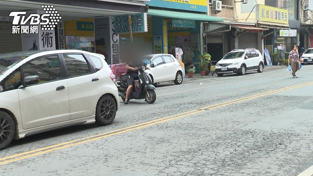 不滿貼紙遮車牌躲檢舉！「熊貓」怒撕同行嗆丟臉