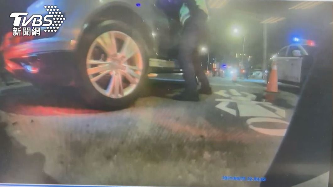 女駕駛拒檢開車逃逸。(圖/TVBS)
