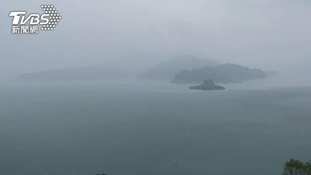 日月潭午後下大雨 民眾驚喜歡呼:下多一點