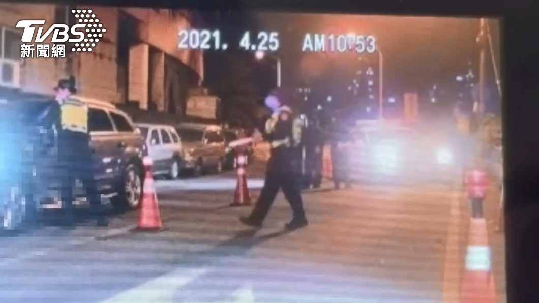 新莊警分局進行擴大臨檢。(圖/TVBS)
