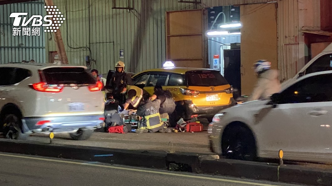 蘆洲計程車司機自撞護欄 無生命跡象送醫搶救中
