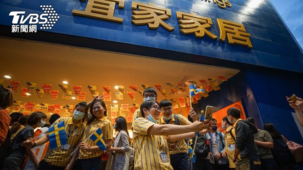 員工傍晚齊聚門口，與同事自拍留念。（圖／中央社）