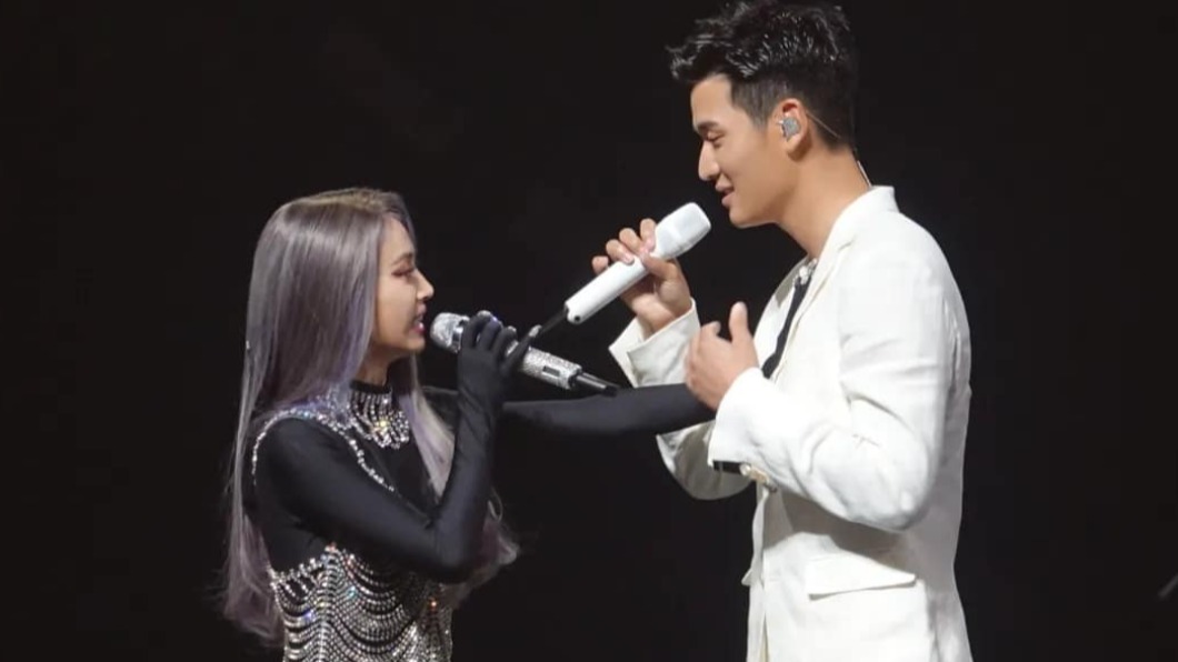 周興哲大方邀蔡依林摸自己心跳。(圖/翻攝自Sony Music Taiwan CPOP 索尼音樂臉書)