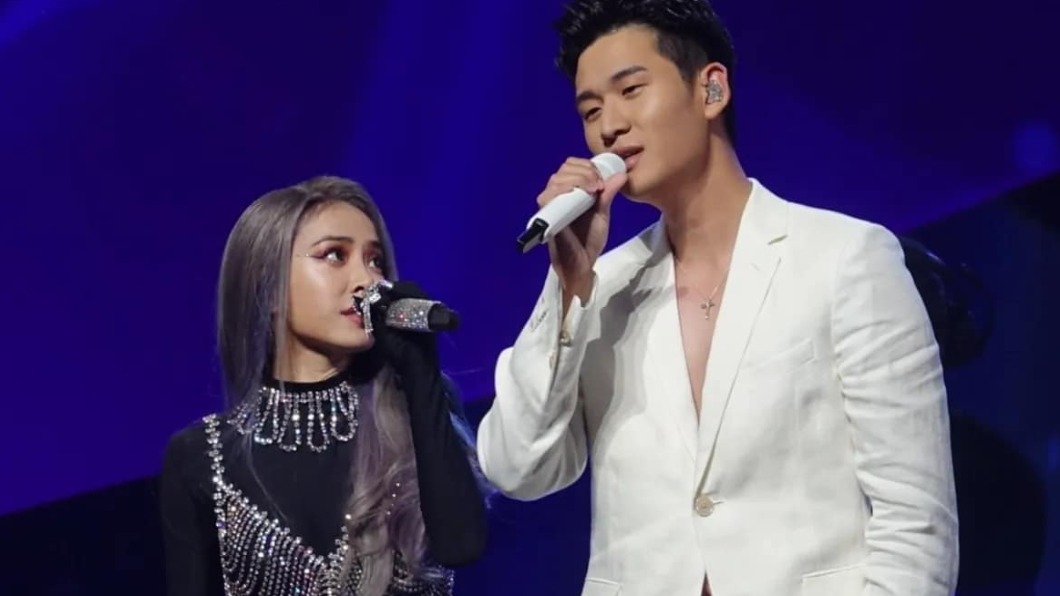 周興哲僅穿白色西裝外套登場,胸肌若隱若現。(圖/翻攝自Sony Music Taiwan CPOP 索尼音樂臉書)