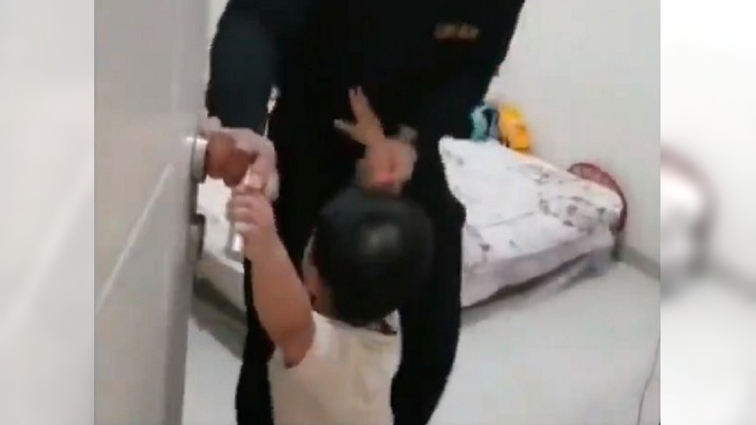 伊曼父親證實,孫子當天的行為很不尋常。(圖/翻攝自推特)