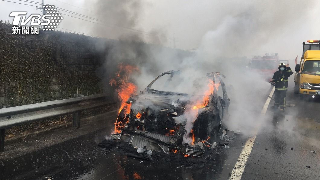 藍寶堅尼休旅車國道成火球　網友：燒掉一棟千萬房