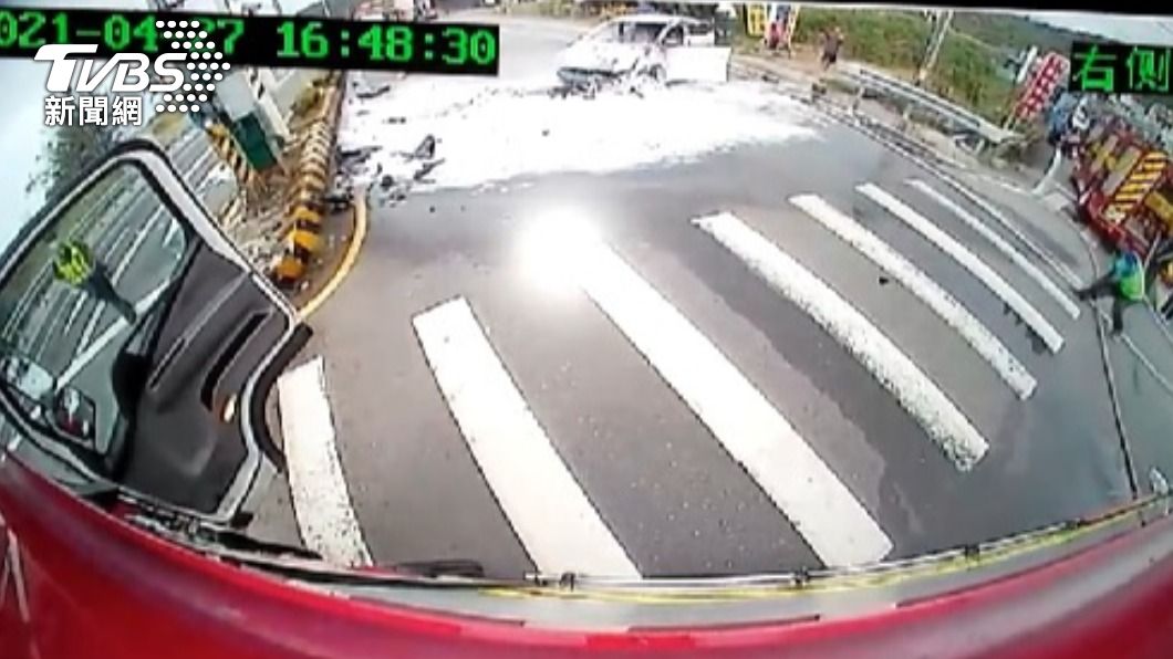 警消人員獲報後到場佈水線搶救。（圖／TVBS）