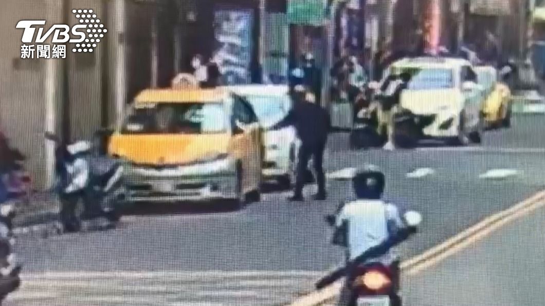孩童父親強行開計程車門(圖/TVBS)