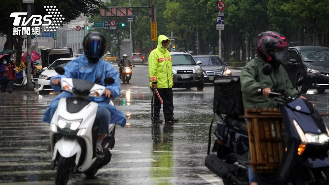 雨來了！鋒面接近台灣　鄭明典：雨區很快會往南