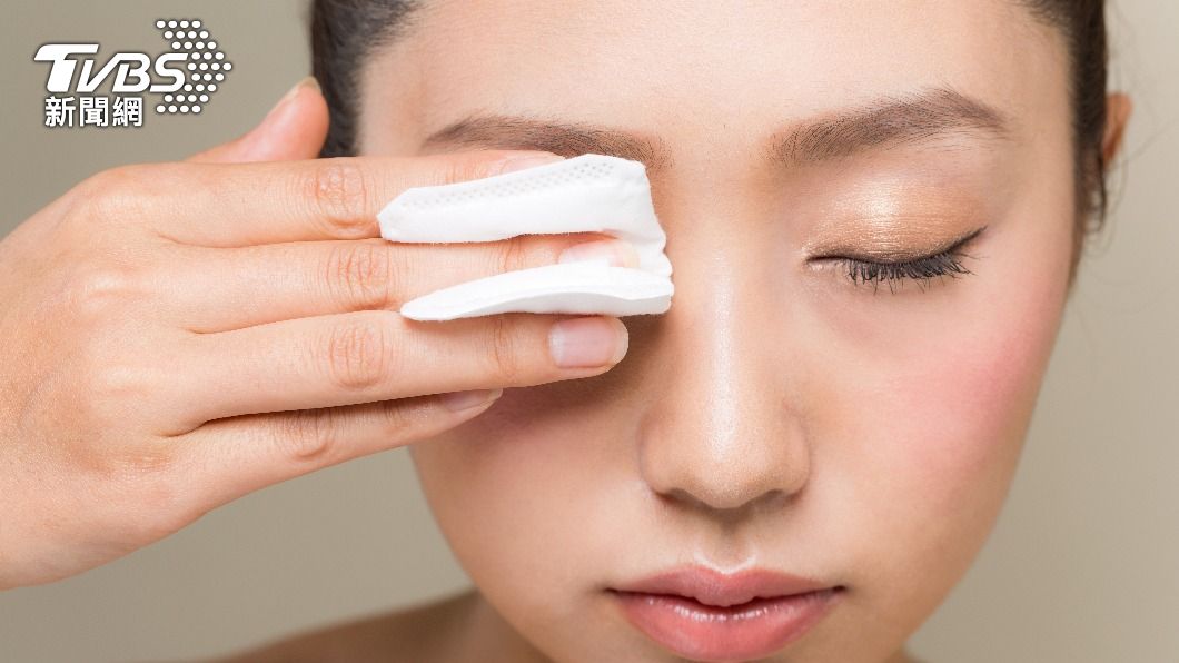 太晚卸妝恐導致肌膚老化。 (示意圖/shutterstock 達志影像)