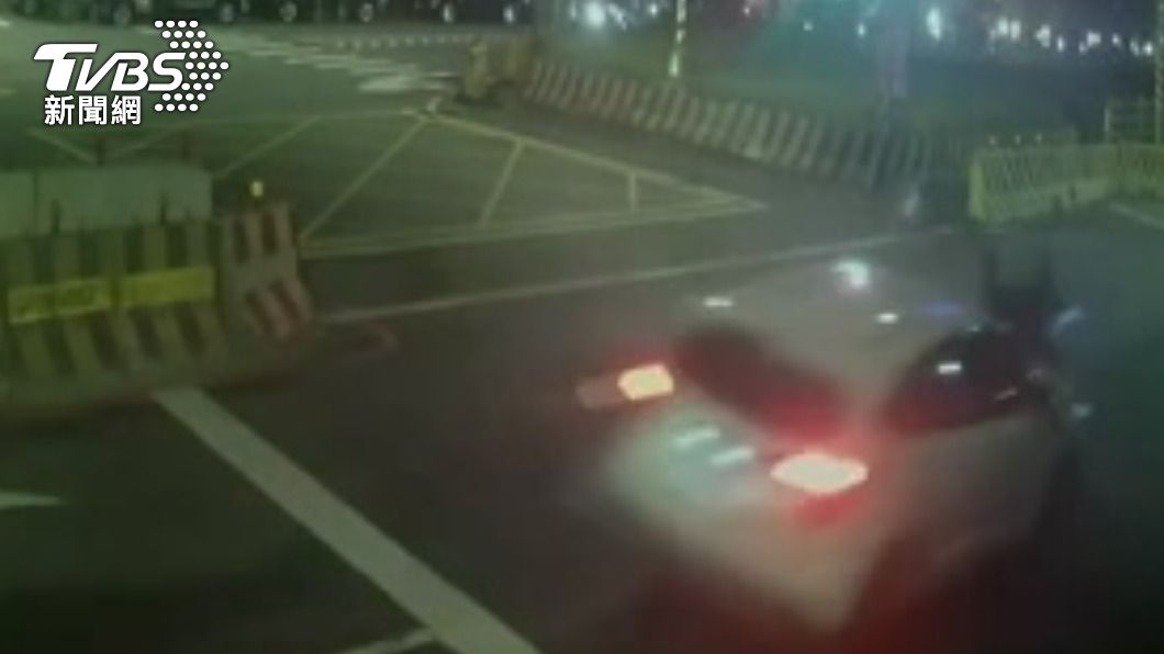 等紅燈被追撞！機車騎士遭後車輾壓困車底　送醫命危