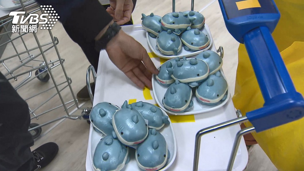 IKEA內湖店推出限定版鯊鯊包。(圖/TVBS)