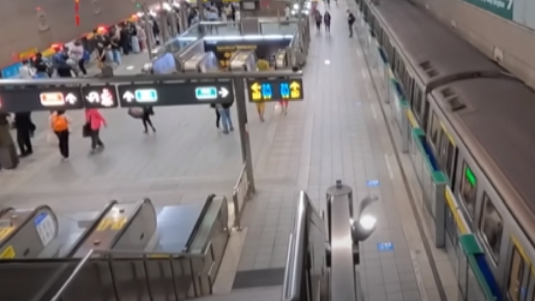 外國人大讚「不知道捷運系統能做得如此完善」。(圖/翻攝自「深夜聊天」YouTube)