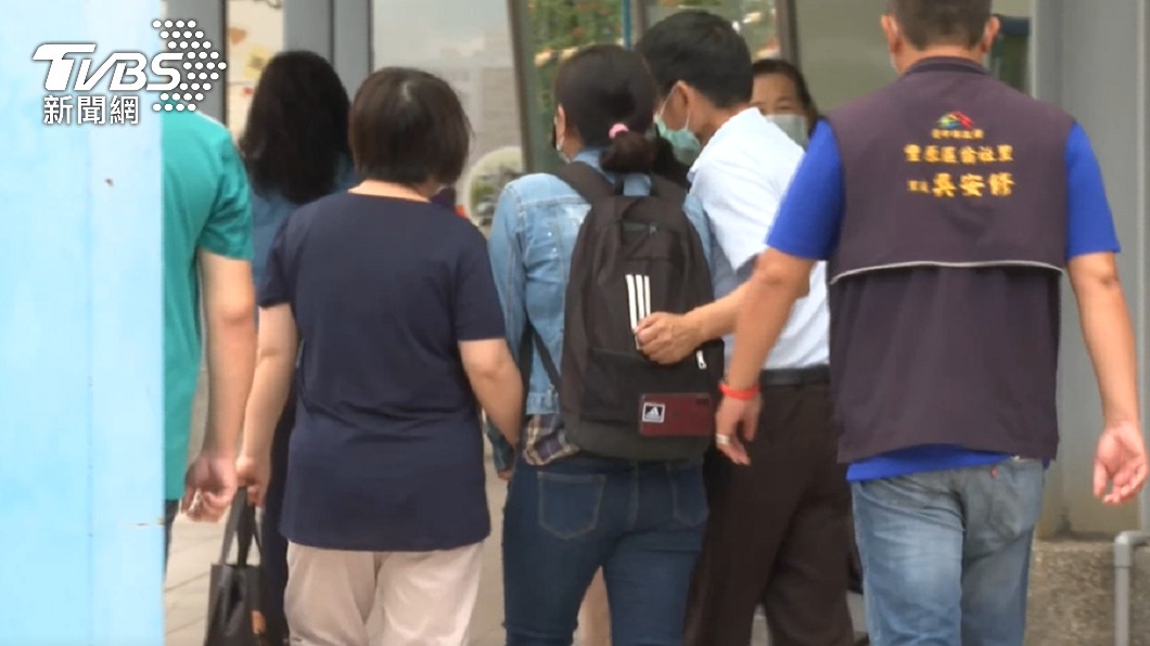 男童母親打算原諒重摔兒子的學長。(圖/TVBS)