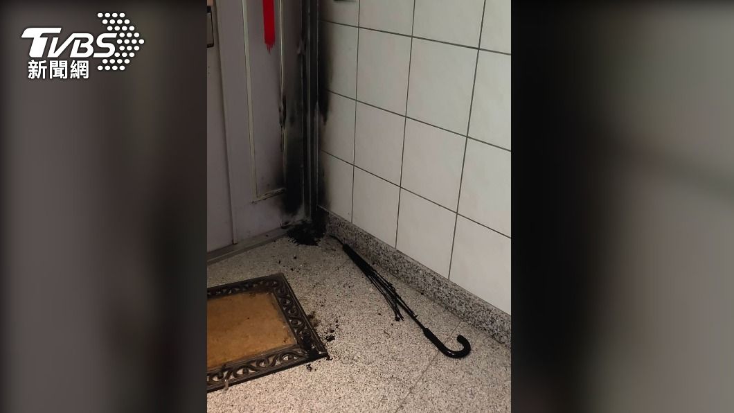 不滿鄰居狗太吵!醉男返家縱火燒雨傘 遭制止還打人