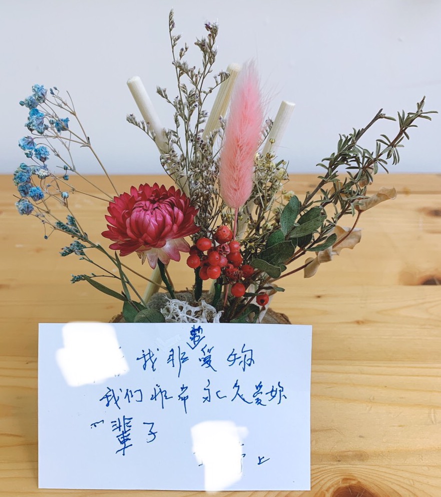 張爺爺在卡片寫下對亡妻的真情告白。(圖/臺中榮總埔里分院提供)