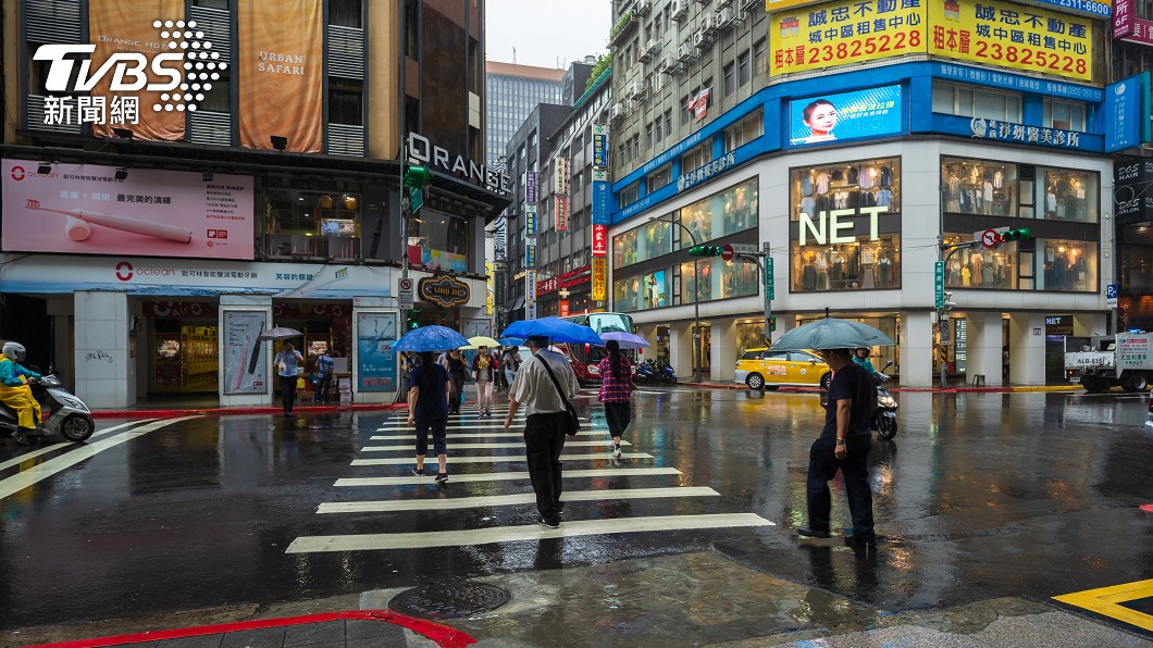 鋒面夜襲炸雷雨「半個台灣濕到變色」　1張圖秒懂雨區