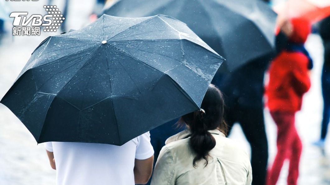 快訊／鋒面到！台中洲際球場大雨　象猿大戰暫停