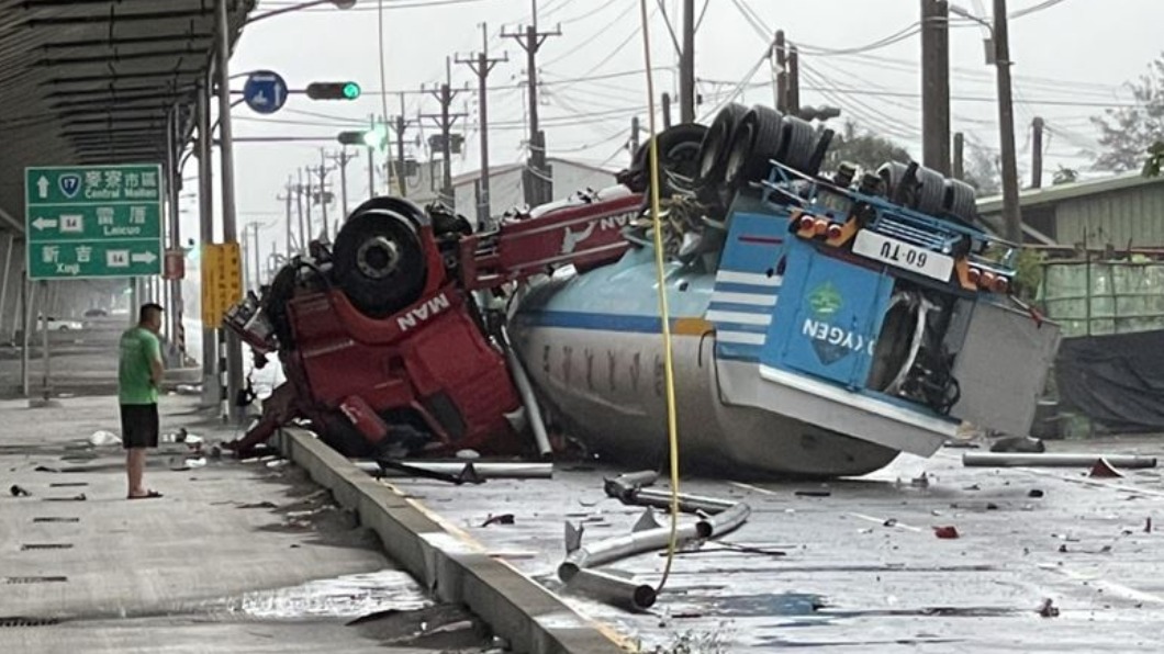 西濱快速道路「化學槽車」翻落橋下 四輪朝天駕駛傷