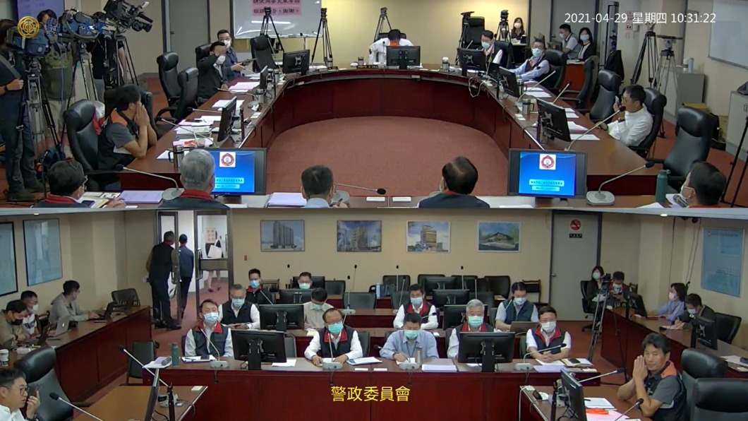 時任所長及副所長赴議會。(圖/翻攝台北市議會)