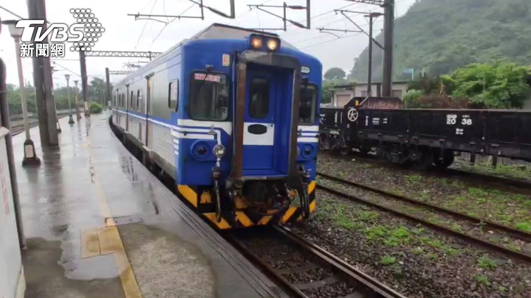 列車底部剎車片起火。(圖/TVBS)