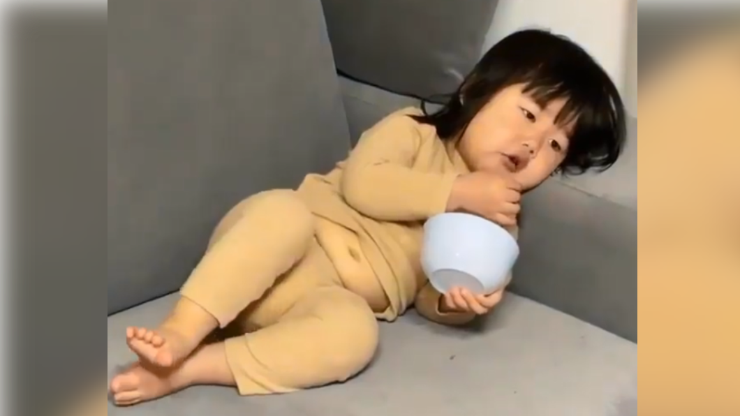 韓國小妹妹躺在沙發的姿勢引起熱議。(圖/翻攝自sharonosbourne IG)
