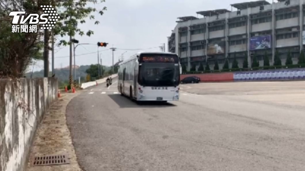 台中女高一生校門口遭闖紅燈公車衝撞　送醫宣告不治