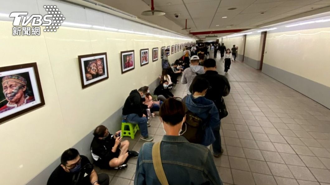 現場有民眾回報至少排了300人左右，號碼牌也發到600多號，中午以前立體悠遊卡就已經全數賣光。（圖／TVBS）