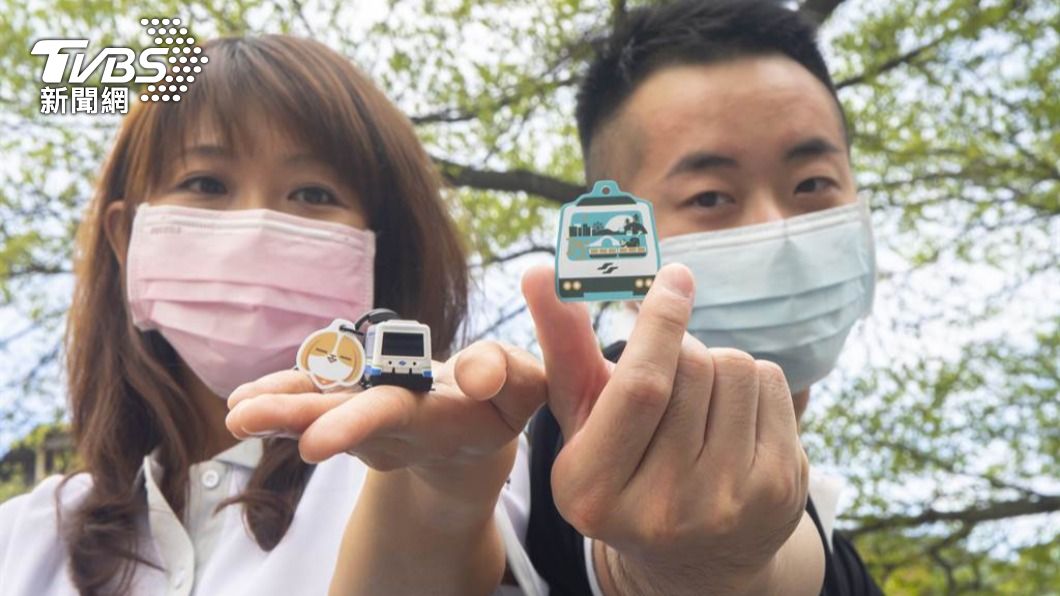 捷運迷鎖定這款列車聲光立體造型卡和平面的文湖線列車裁型卡。（圖／台北捷運提供）