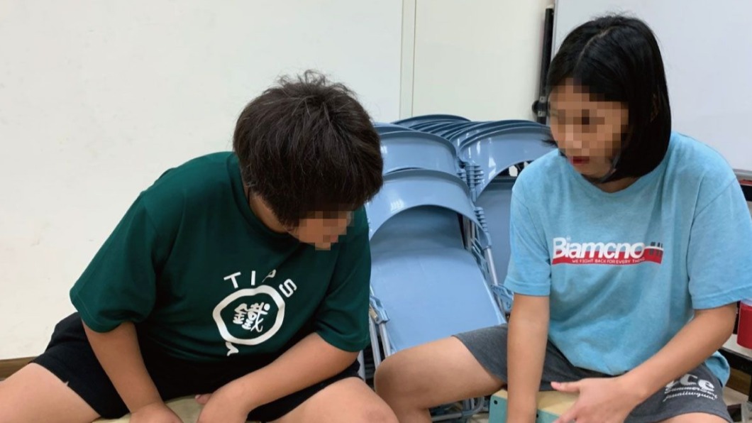 芷怡和同學們一起練習打木箱鼓。(圖/花蓮家扶中心提供)