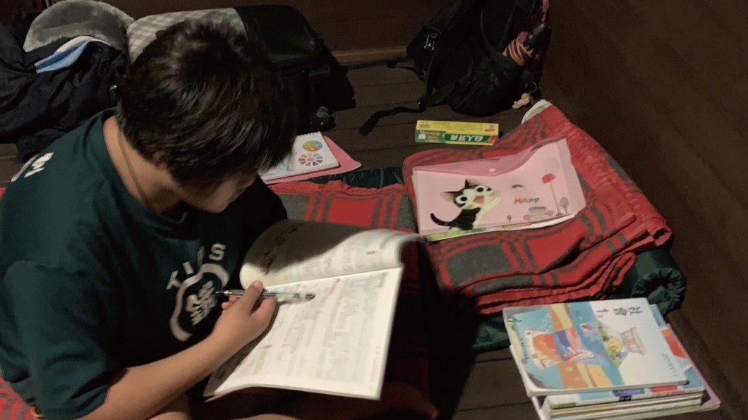 芷怡認真課業,即使是休息時間也要把握機會複習。(圖/花蓮家扶中心提供)