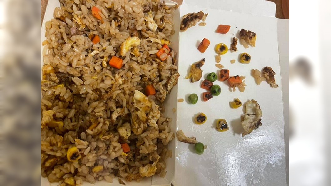 炒飯有不少燒焦的痕跡。(圖/翻攝自爆怨2公社)