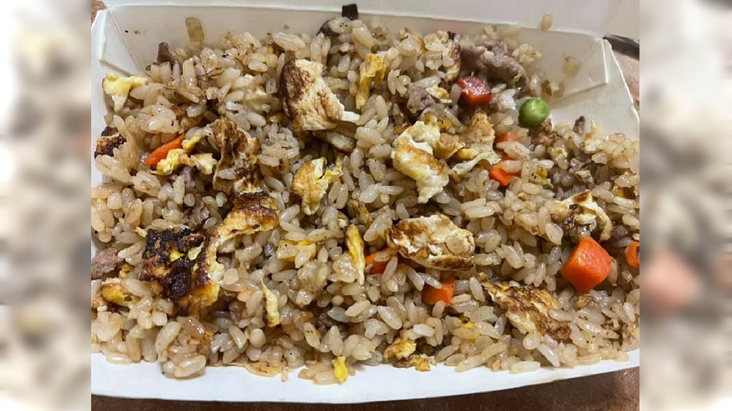 滿滿燒焦味！買到「黑色」炒飯　網驚：隱藏版地獄料理