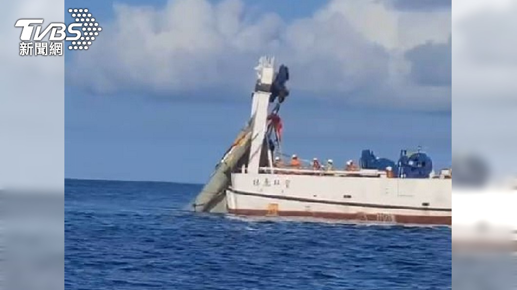 朱冠甍殉職半年 失事F-5E戰機下午打撈出水