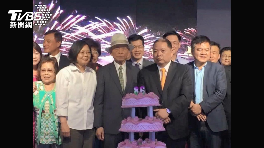 民進黨英系大老黃承國(前排右二)與總統蔡英文交情佳。(圖/TVBS)