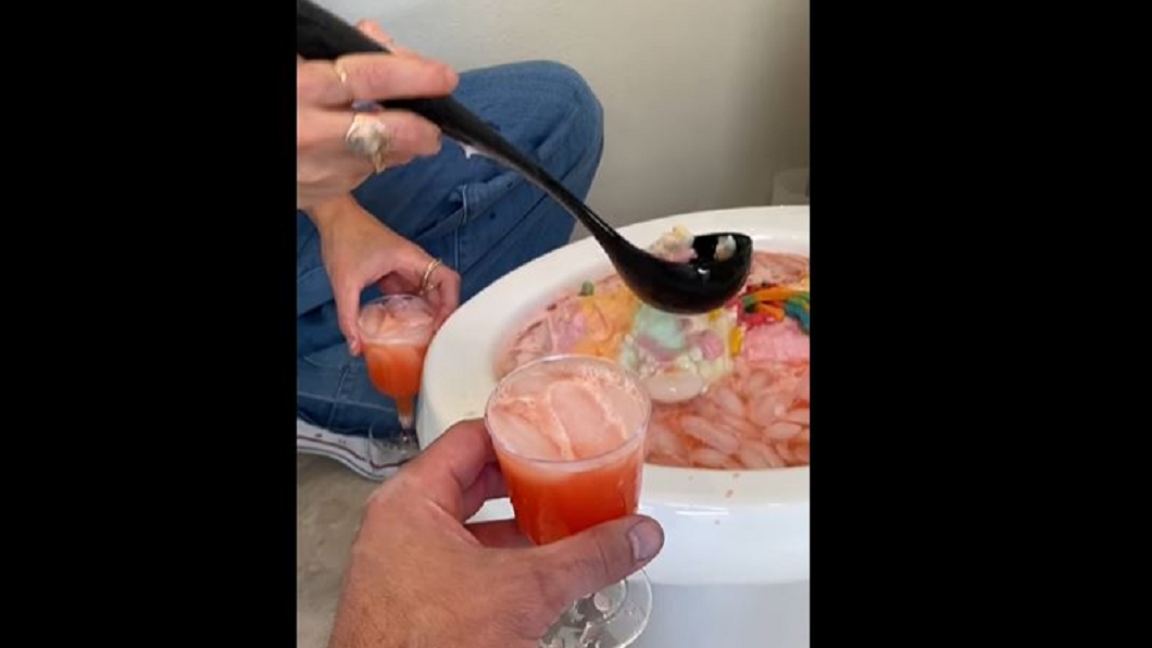國外網紅馬桶特調飲料給友人喝。（圖／翻攝自The Anna Show臉書）