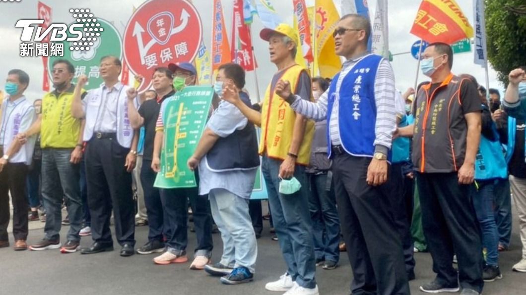 勞工大遊行登場 3000人上街頭籲調薪保年金